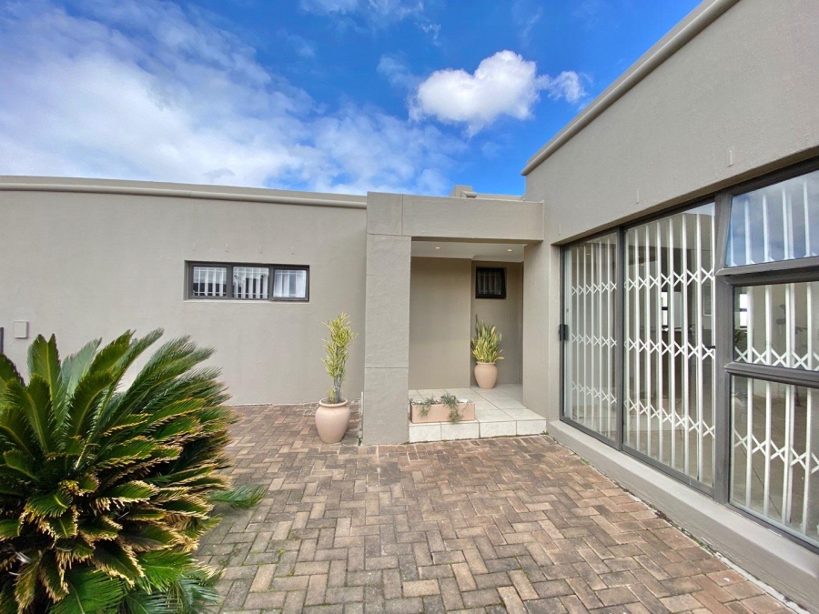 4 Bedroom Property for Sale in Plattekloof Western Cape